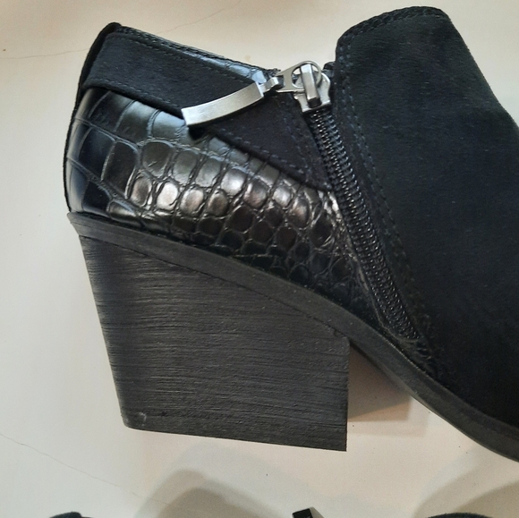 Michael Shannon Black Ankle Booties with Buckle Detail 7.5 - Picture 5 of 9